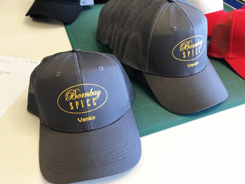 Cappelli personalizzati con applicazione logo aziendale