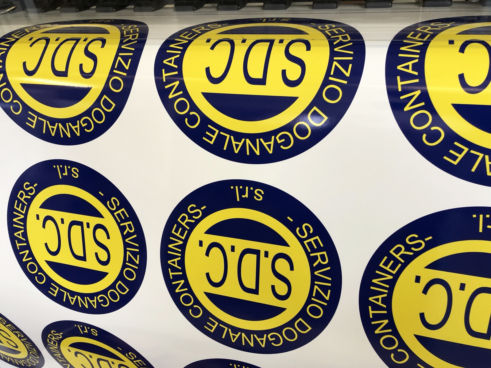 Adesivi ed etichette adesive