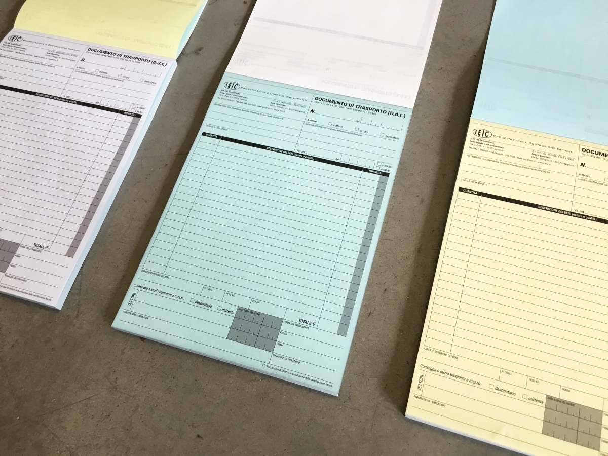 Blocchi A4 Carta Chimica triplice copia gialla e azzurra.