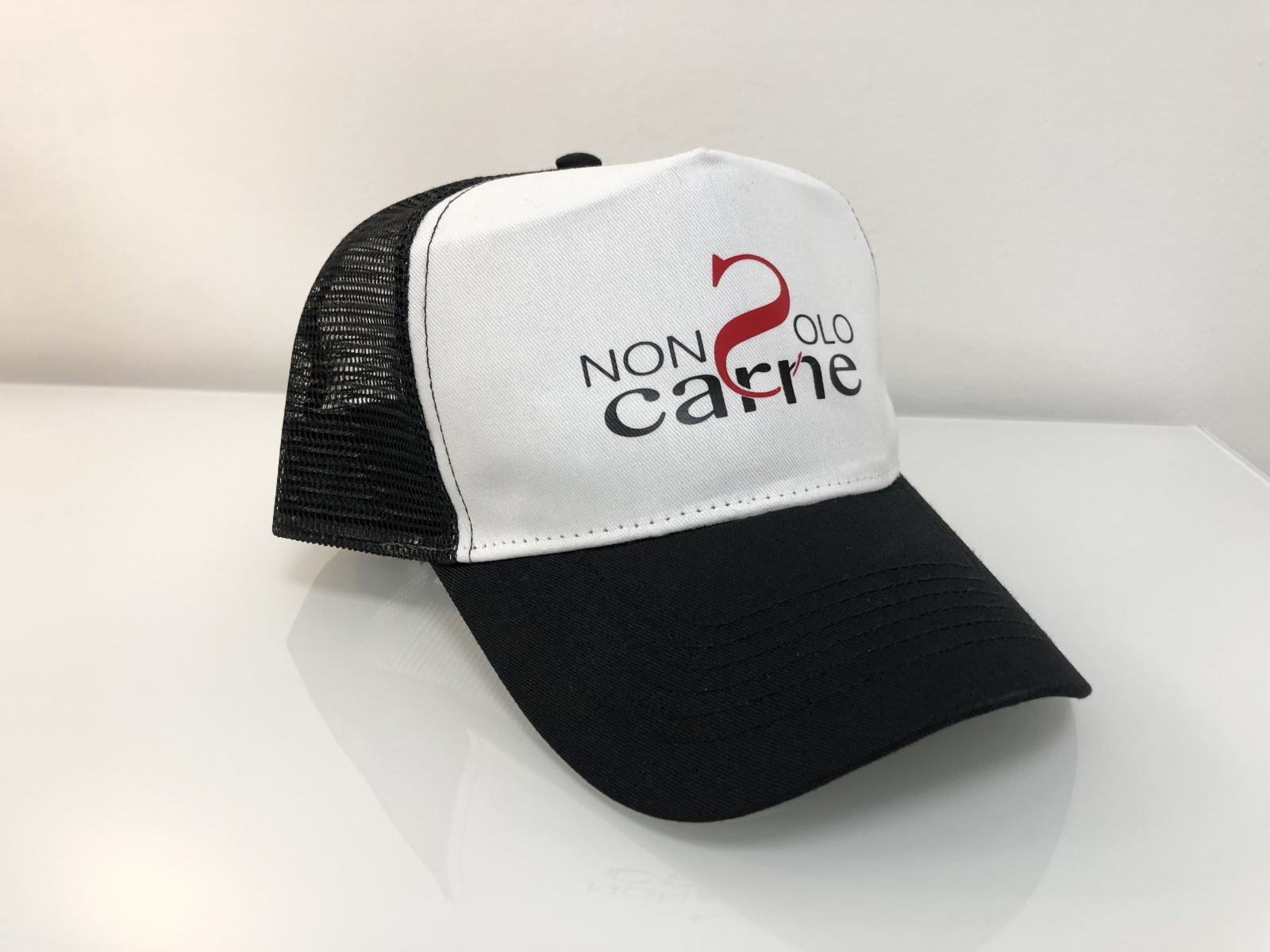Cappellini personalizzati neri e bianchi con retina