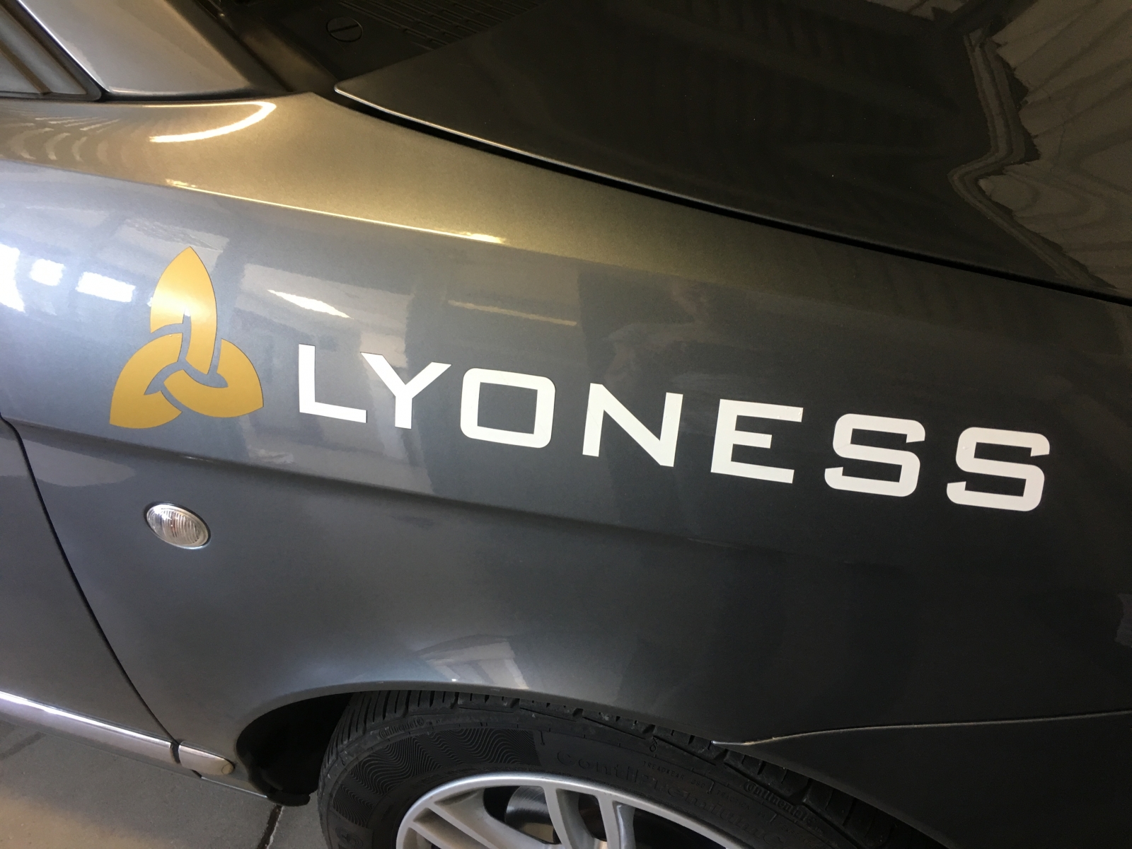 Personalizzazione auto aziendale con adesivo stampato e prespaziato