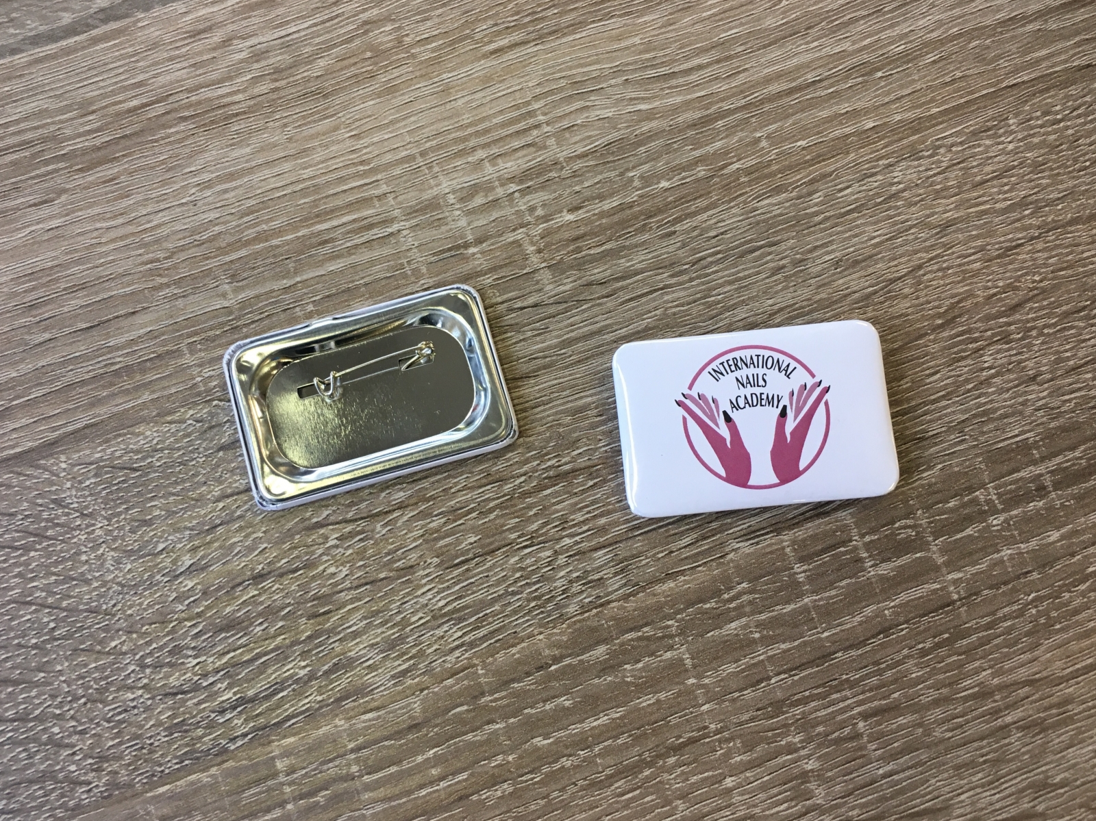Realizzazione spille rettangolari personalizzate