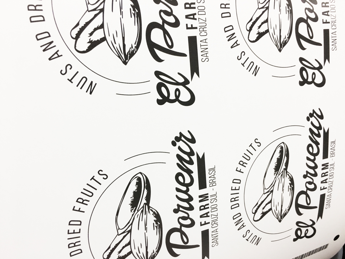 Stampa etichette adesive fustellate con tracciato di ritaglio personalizzato.