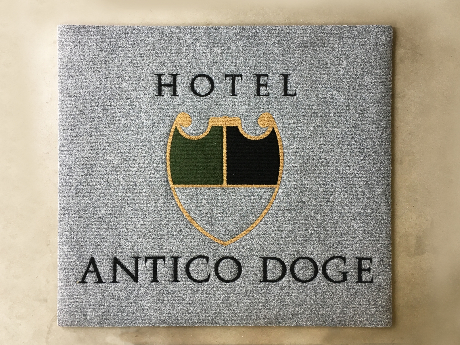 Tappeto intarsiato su misura per Hotel Venezia