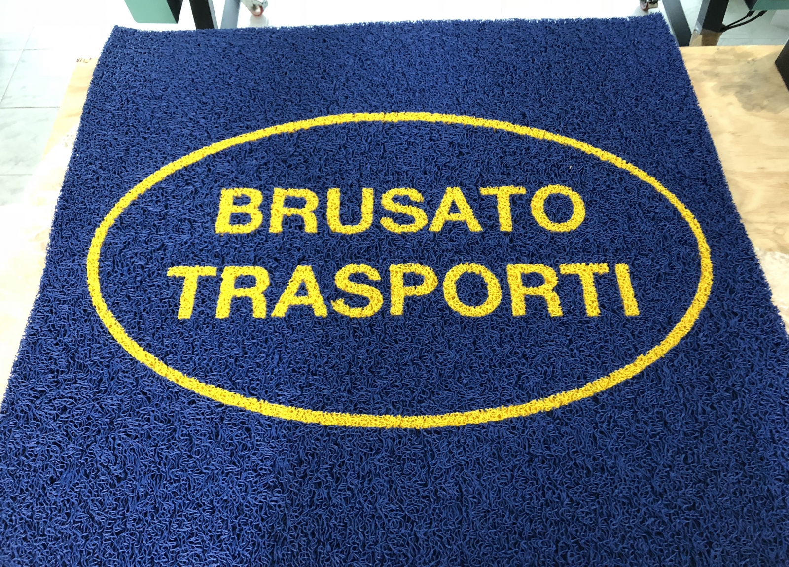 Tappeto per esterni in ricciolo di vinile drenante personalizzato ed intarsiato su misura