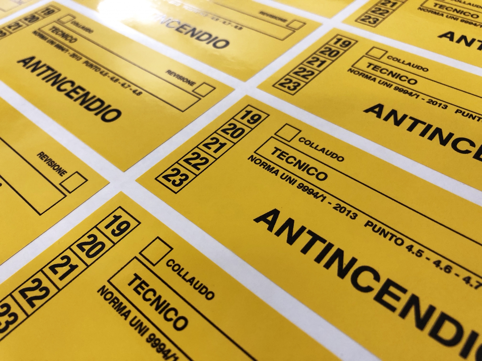 Stampa etichette adesive su vinile colorato