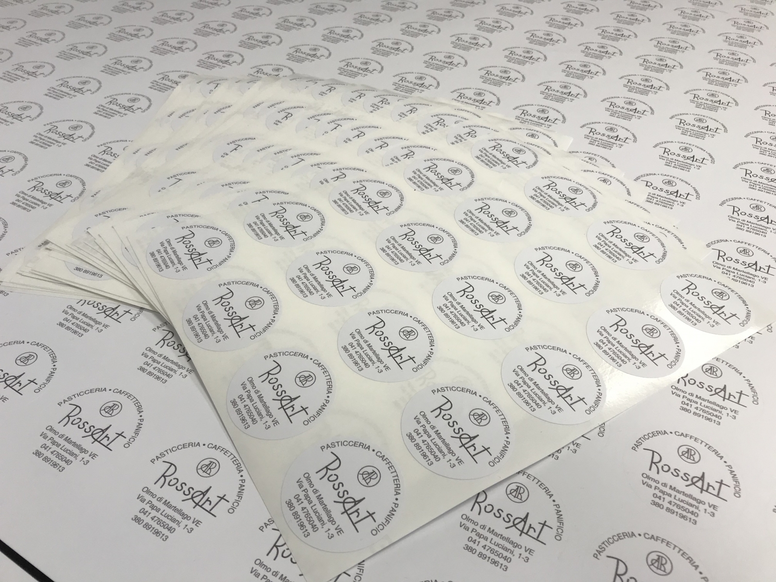 Stampa Adesivi tondi ed Etichette personalizzate per pasticcerie, bar, ristoranti